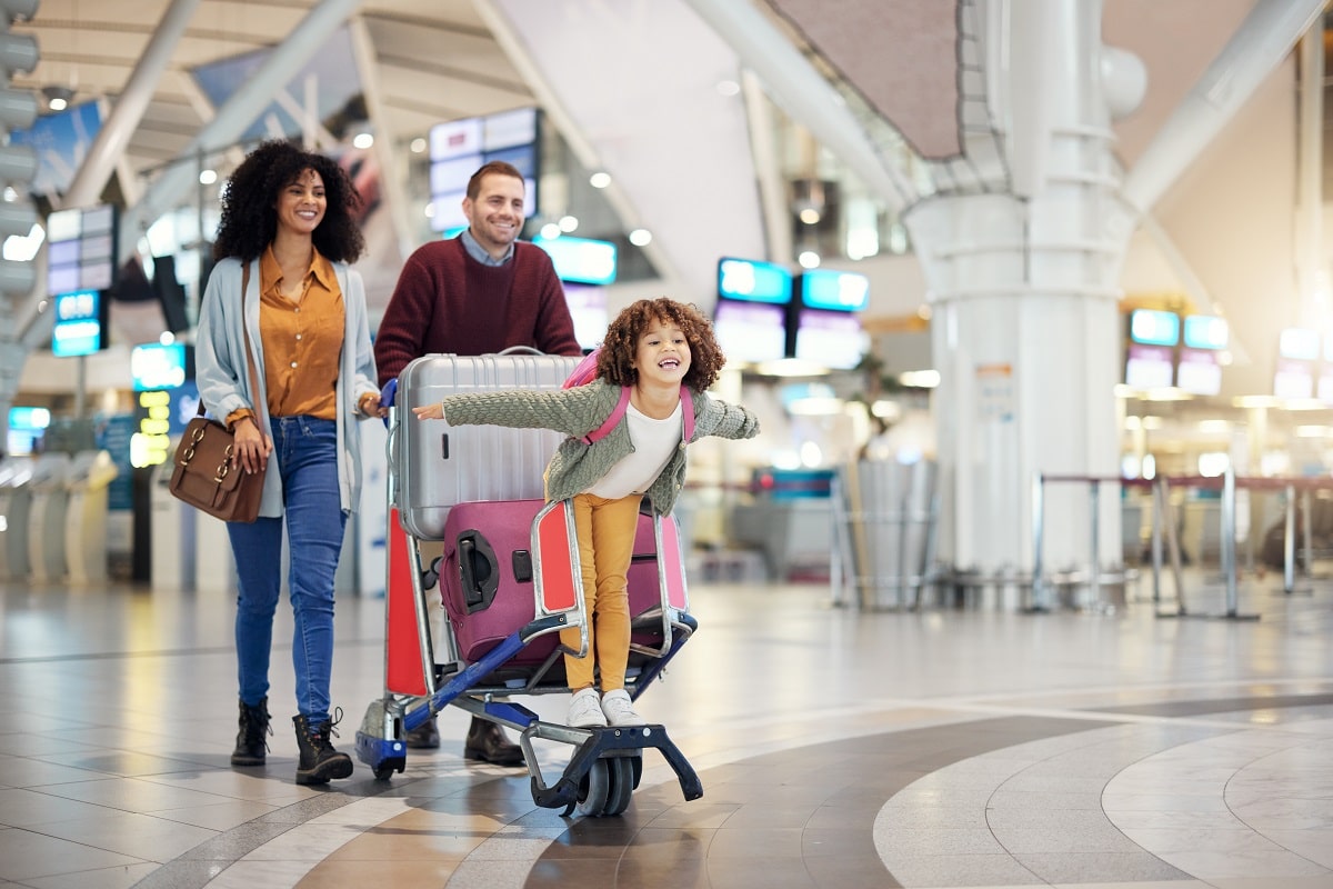 Naviguer dans un aéroport avec de jeunes enfants