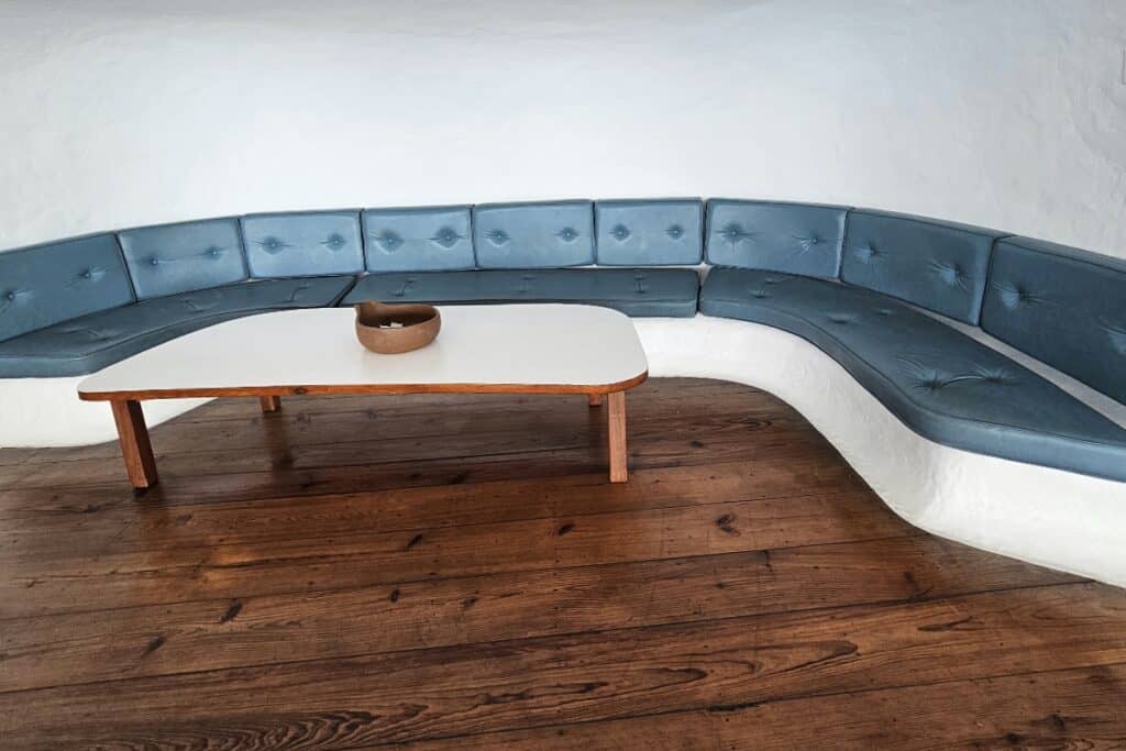 banquette bleu à l'intérieur du mirador