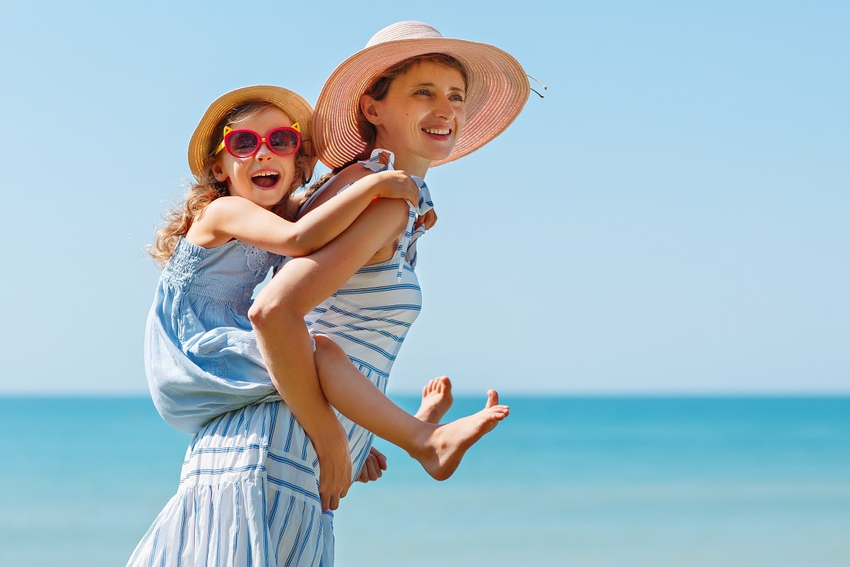 Enfant voyageant avec la famille ou des amis