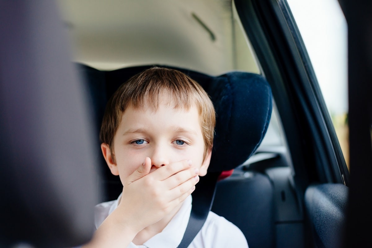 enfant malade en voiture