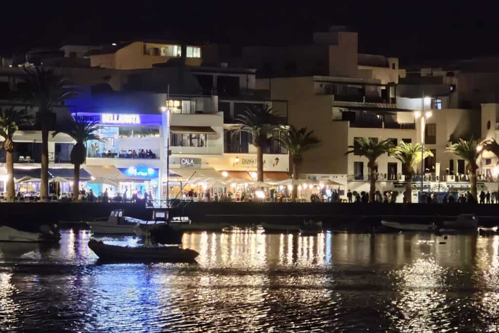 Les restaurants animés au port Charco de San Gines à Arrecife