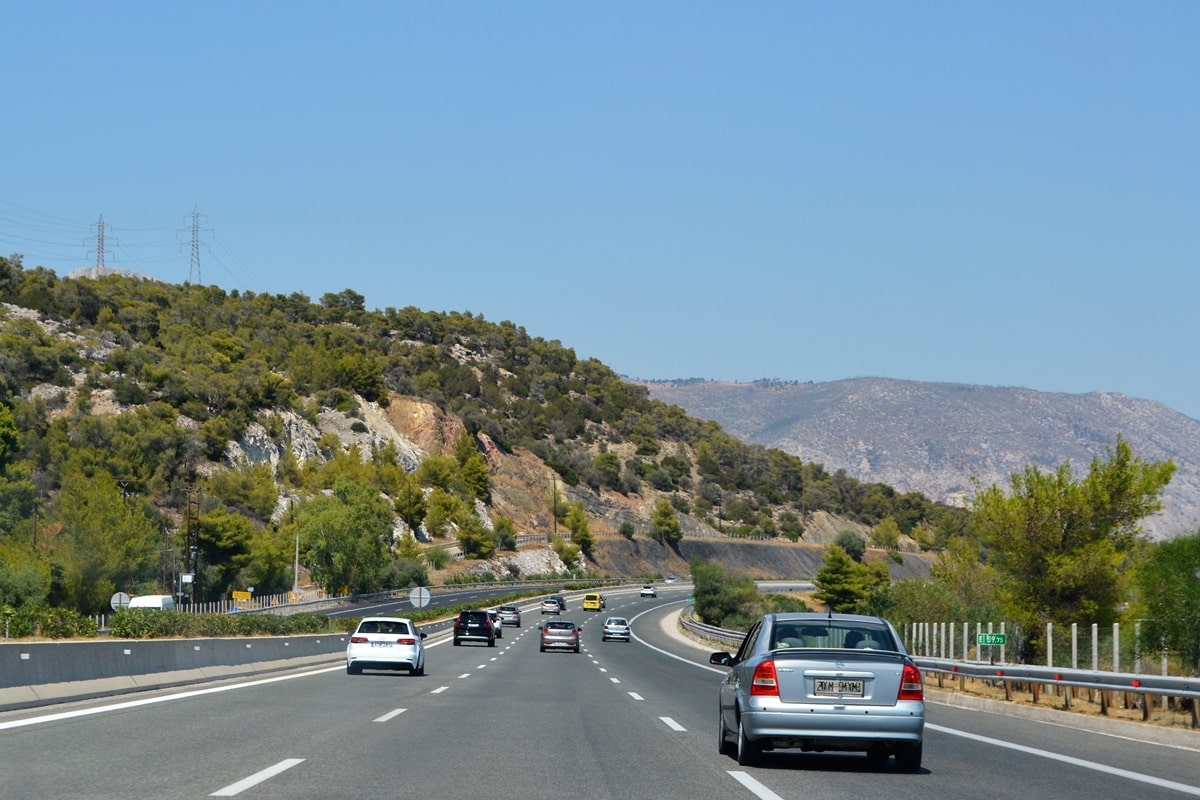 voitures sur une route en Grèce