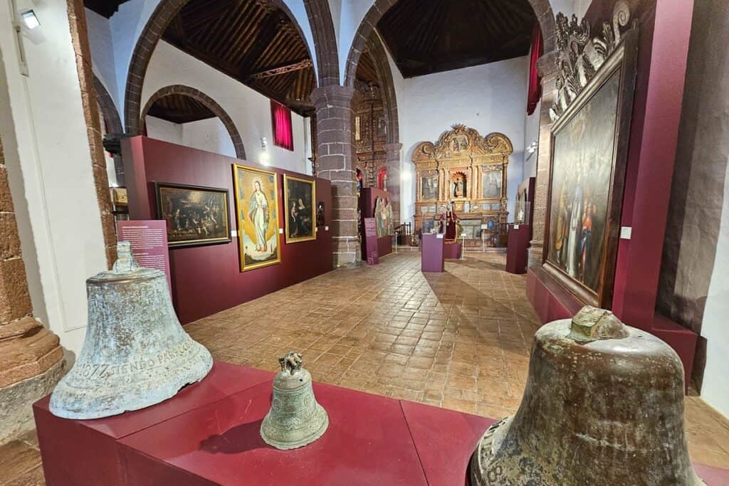 intérieur musée d'art sacré à Teguise