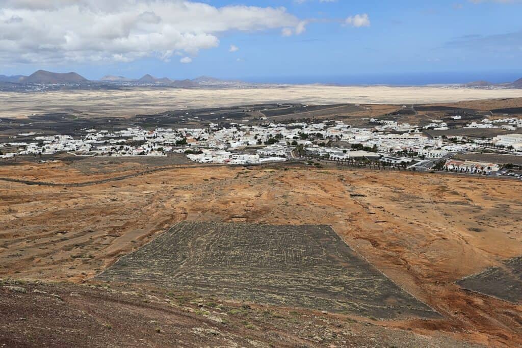 vue sur Teguise depuis le musée de la piraterie