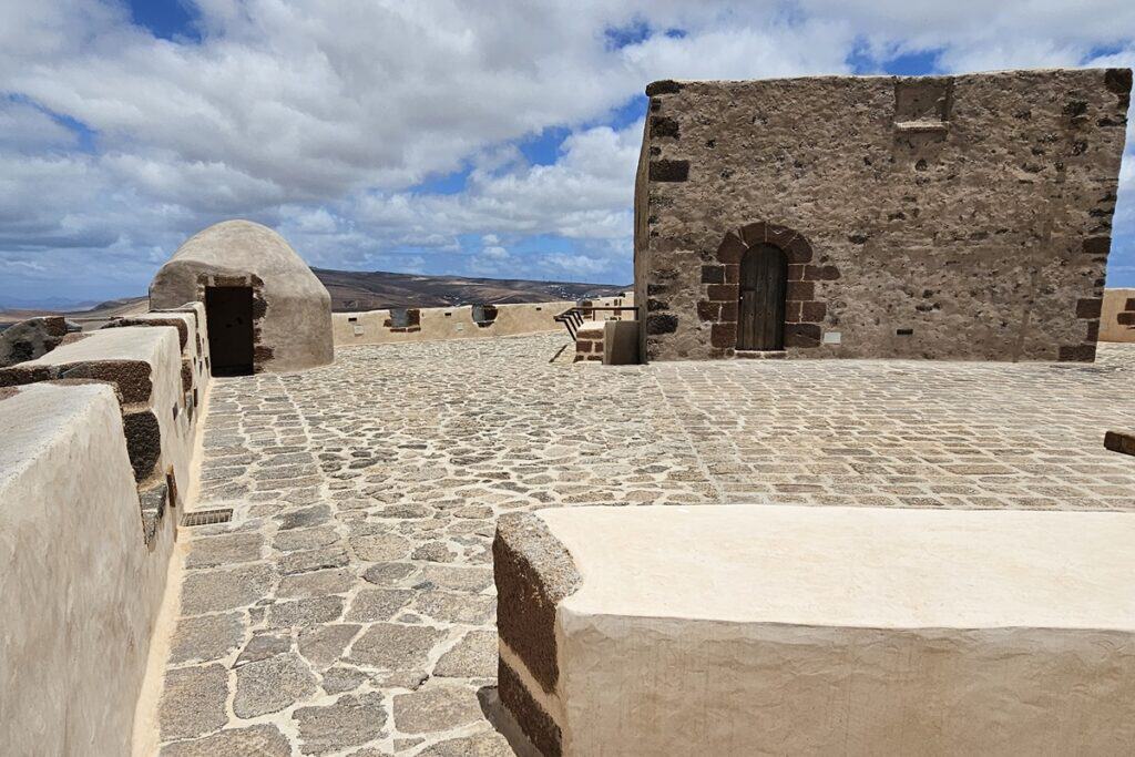 terrasse du château santa barbara à teguise