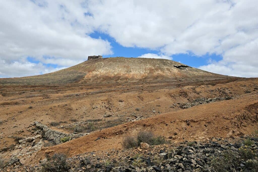 vue du volcan avec le château au sommet