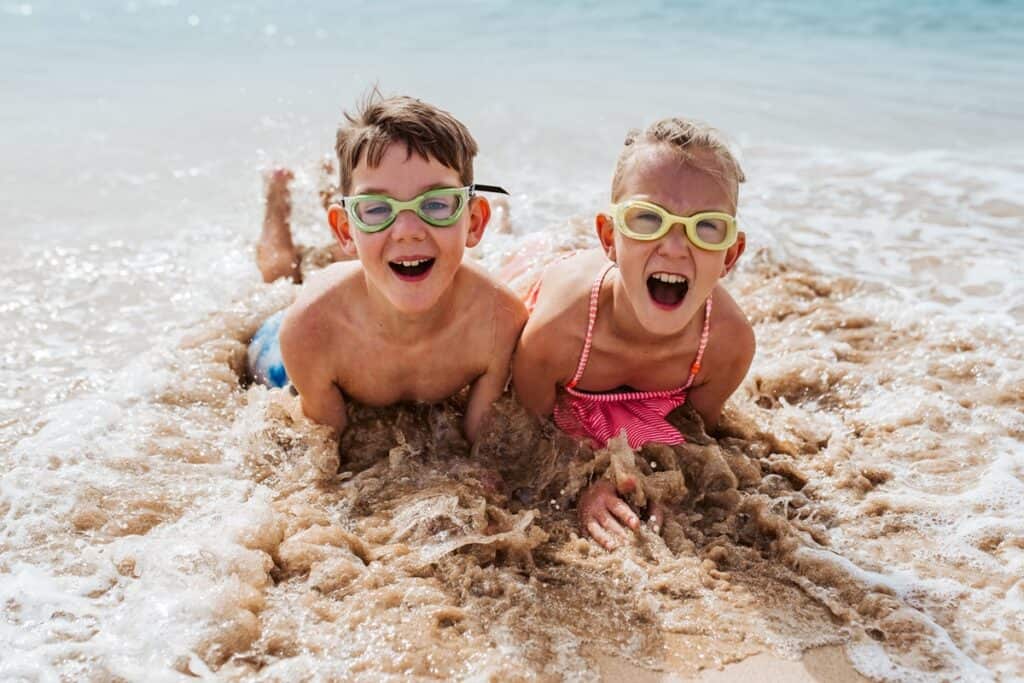 enfants à la plage à Lanzarote