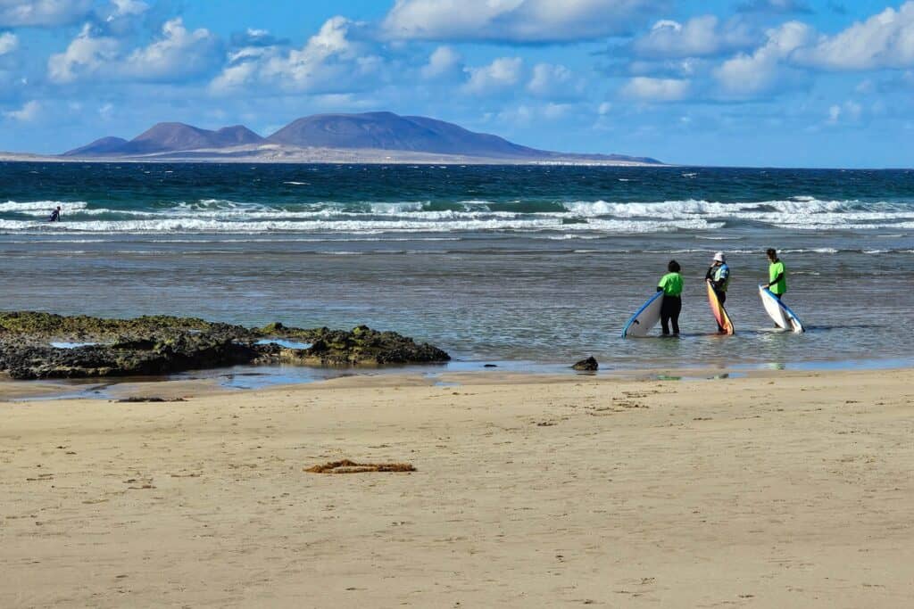 surfeurs sur la plage de Famara