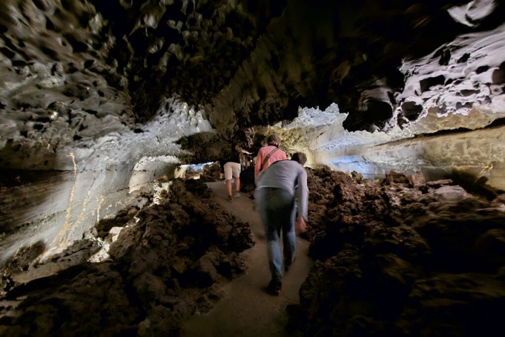 se baisser dans la grotte