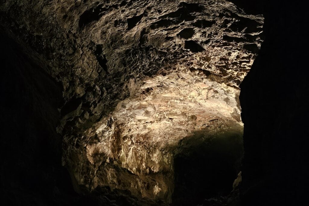 tunnel dans la grotte