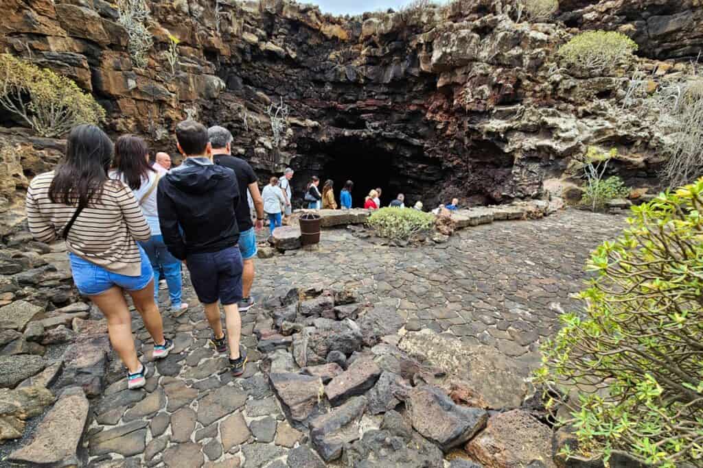 groupe entrant dans la grotte cueva de los verdes