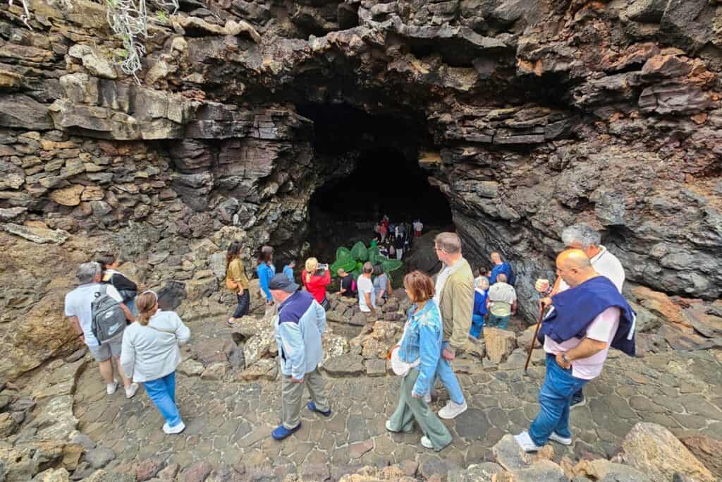 groupe entrant dans la grotte cueva de los verdes