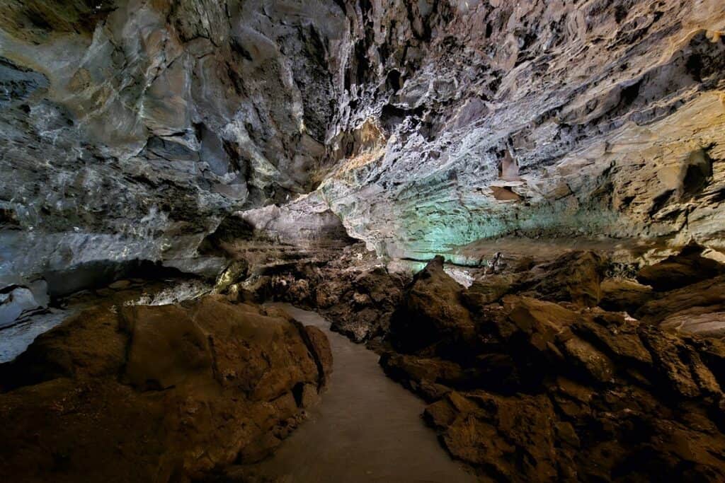 tunnel dans la grotte de los verdes