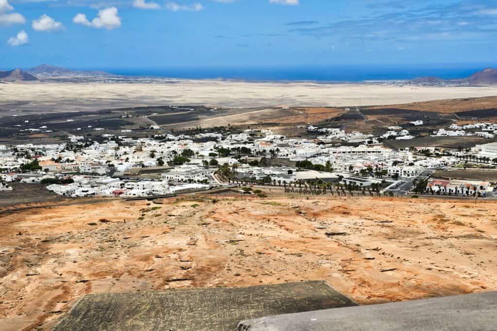 vue sur Teguise depuis le castillo santa barbara