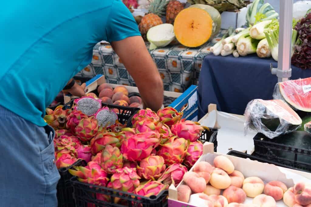 stand de fruits et légumes au marché de teguise