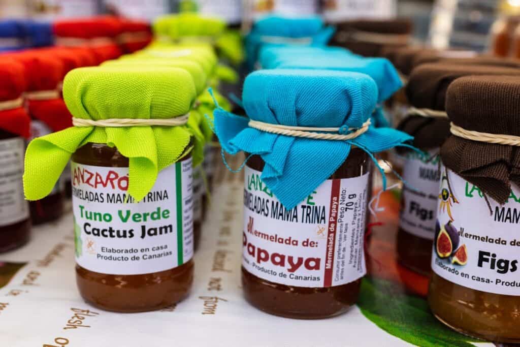 stand de confitures locales au marché de teguise