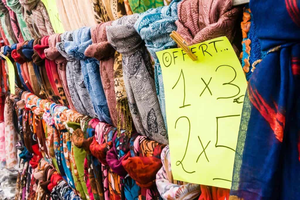 stand de foulards au marché de teguise