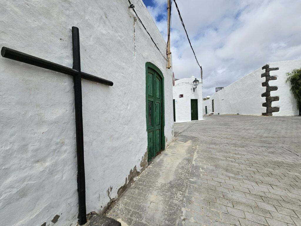 rue avec une croix