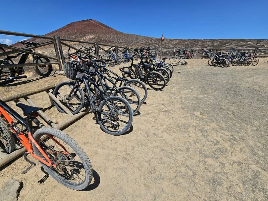 vélos sur un parking de La Graciosa