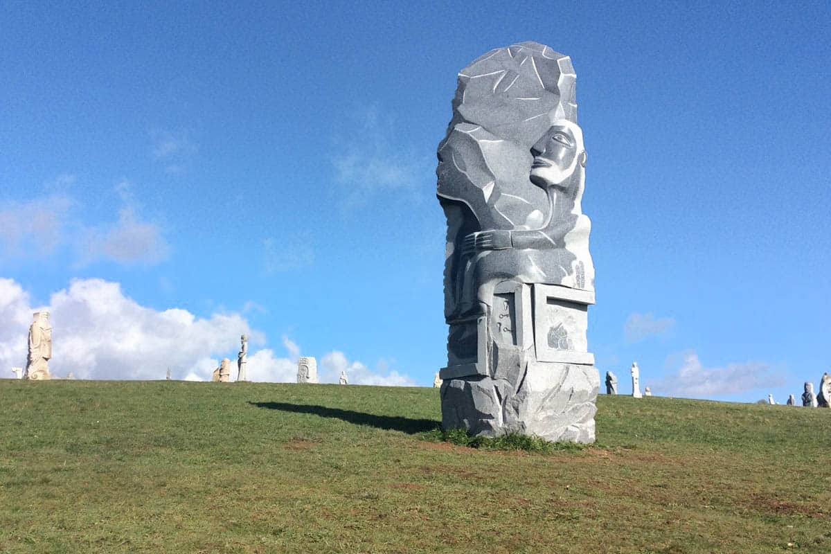 La Vallée des Saints : une visite incontournable en Bretagne