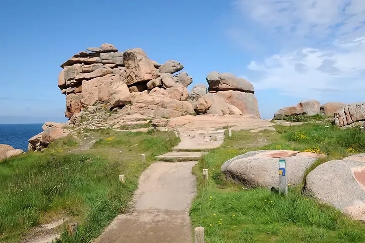 Visiter Ploumanac’h : les rochers, le phare, la plage, la ville…