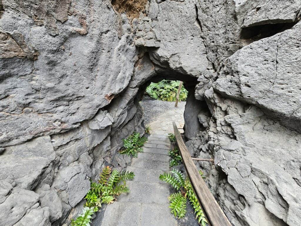 tunnel dans la roche