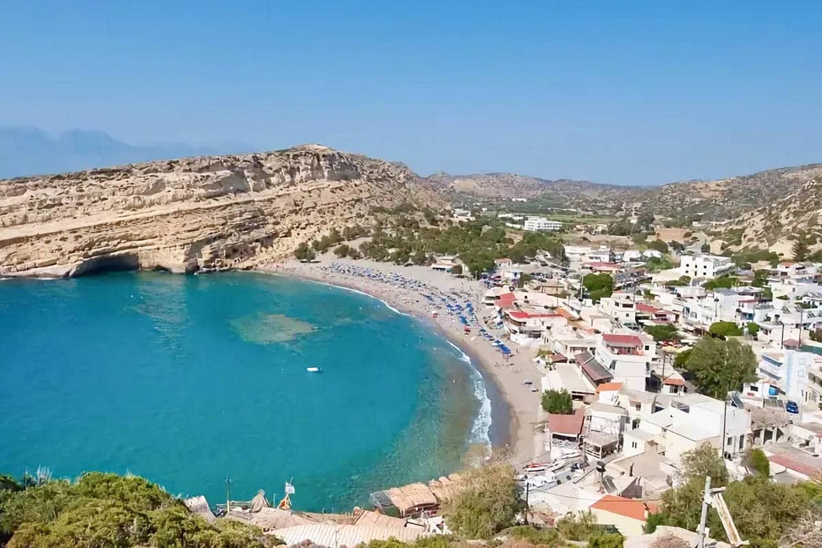 Visiter Matala en Crète : plage, grottes et village