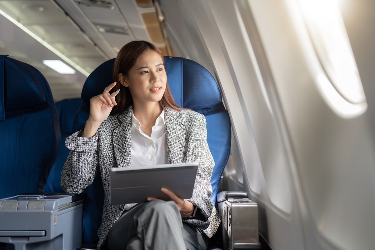 femme d'affaire en avion