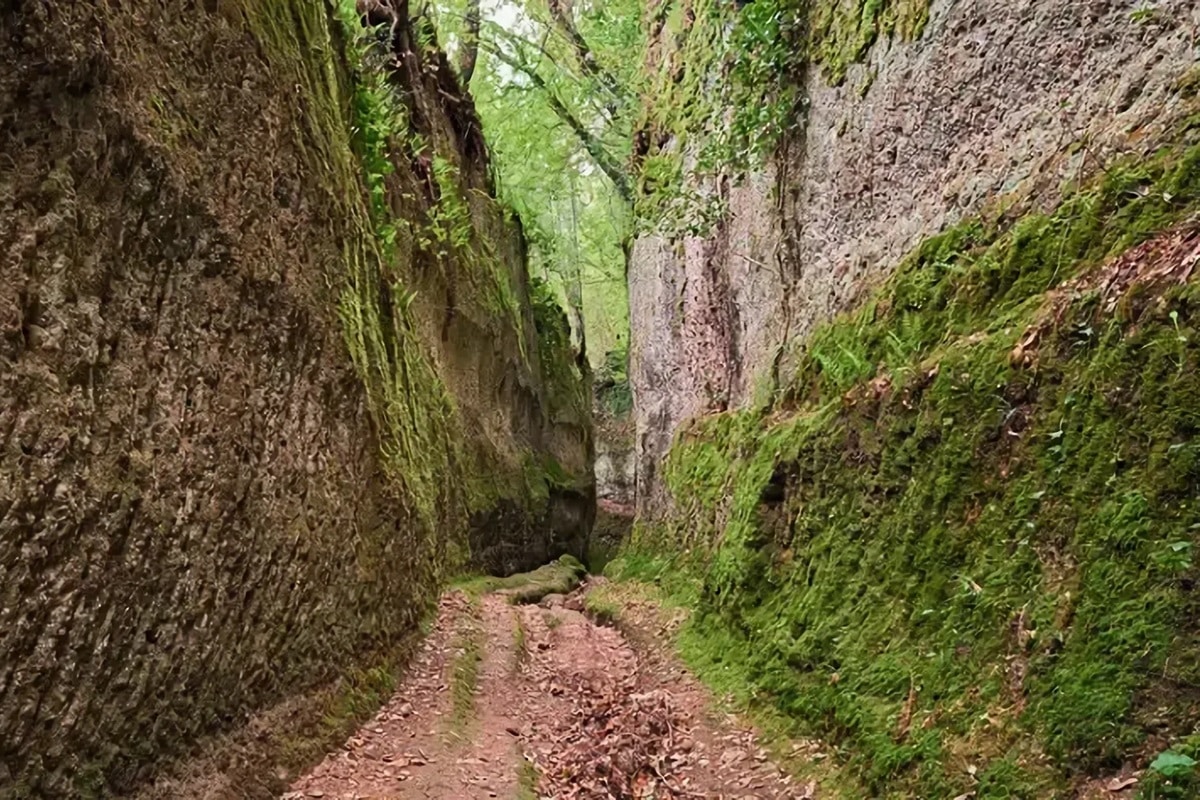 Via Cava : des chemins d’origine étrusque taillés dans le tuf