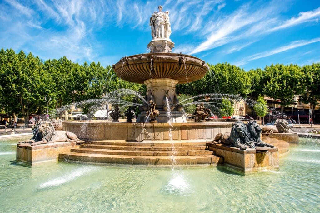 La Fontaine de la Rotonde avec trois sculptures de figures féminines présentant la Justice à Aix-en-Provence