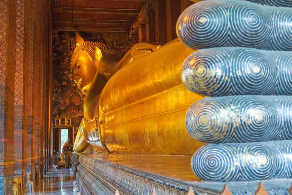 statue du bouddha couché