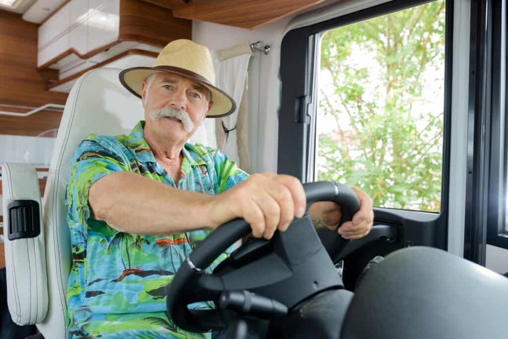 vieil homme au volant d'un camping-car