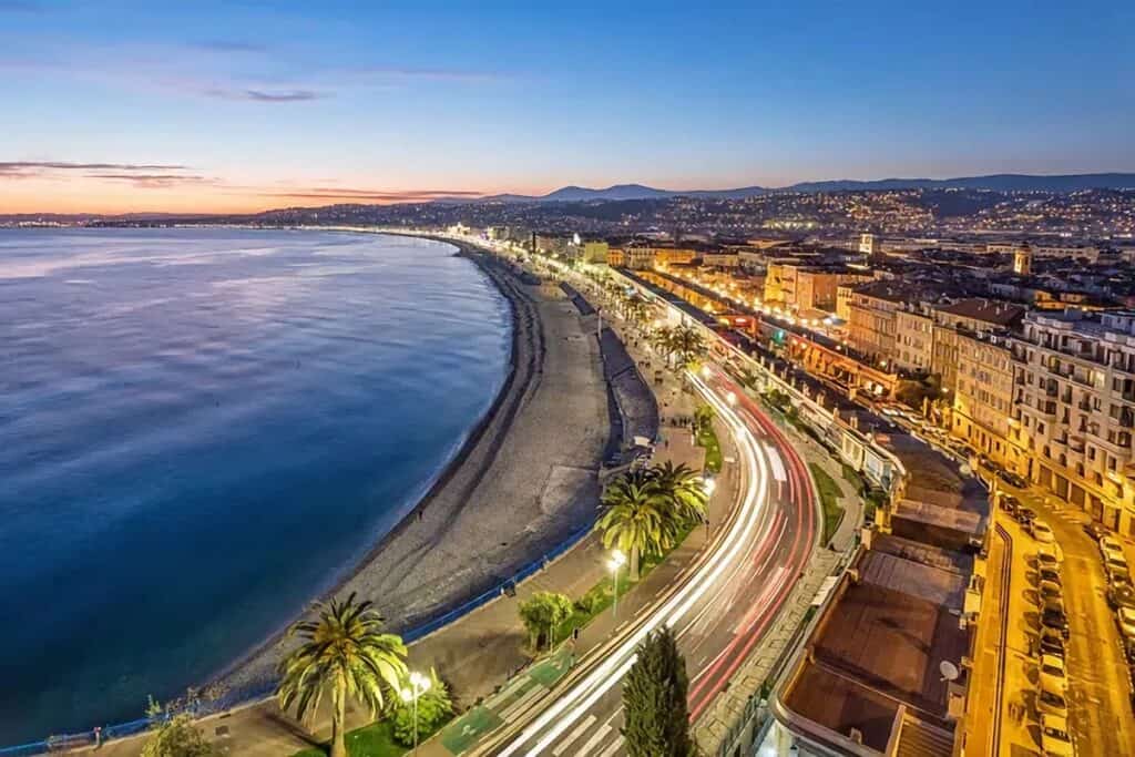 plage de Nice le soir