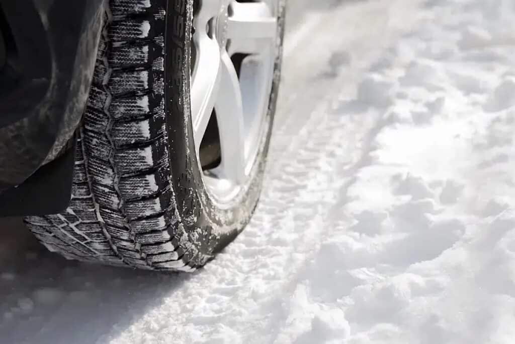 gros plan sur un pneu dans la neige