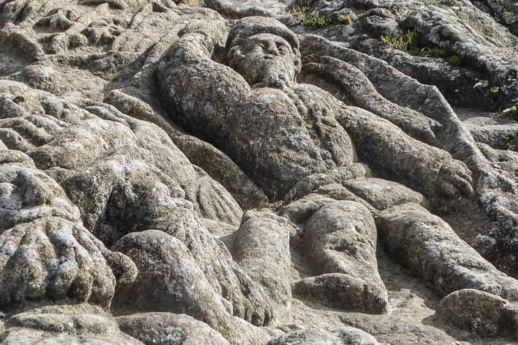 sculpture sur les rochers