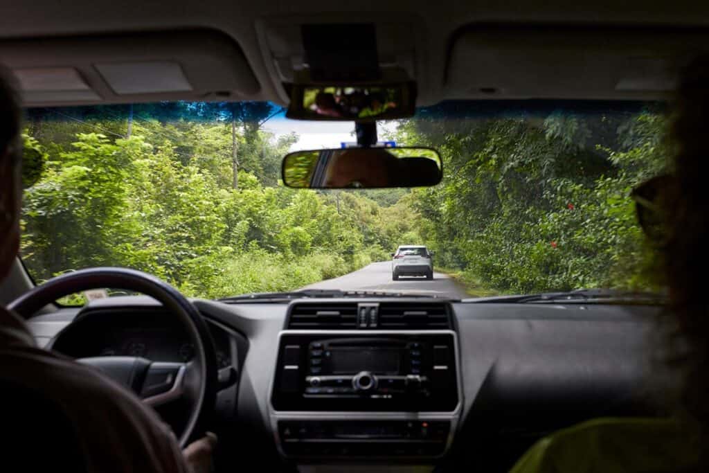 famille en excursion au Costa Rica vue depuis l'intérieur de la voiture