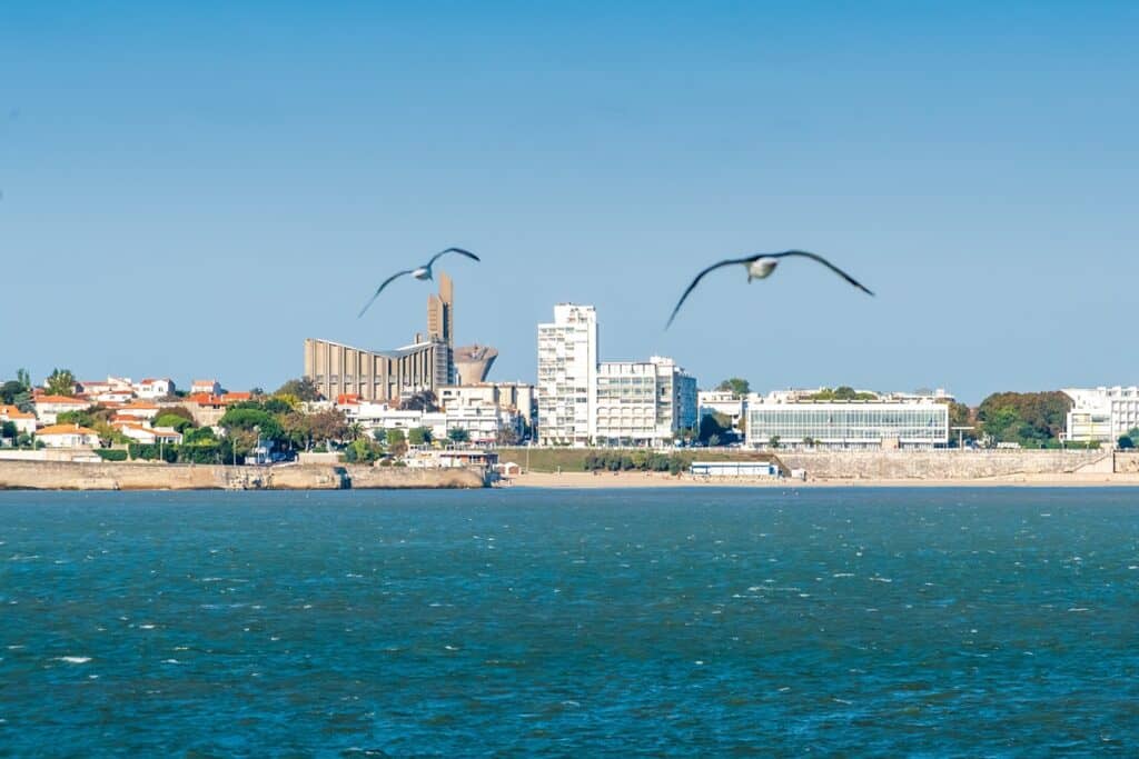 vue sur la ville de Royan depuis la mer