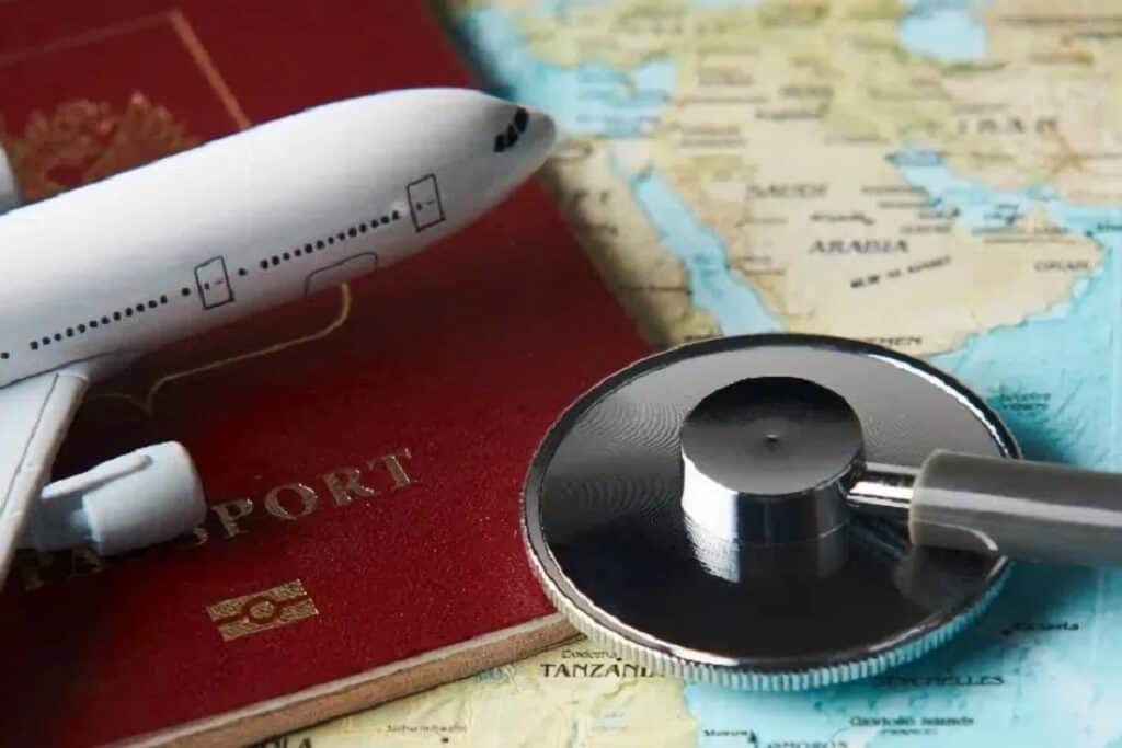 passeport, petit avion et stéthoscope