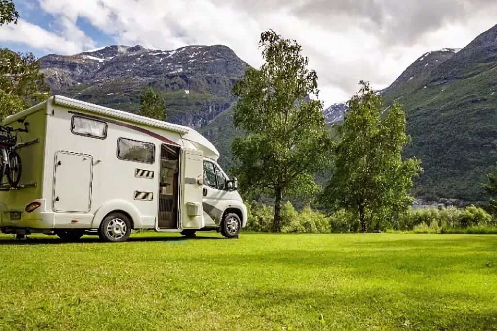 camping-car en montagne entouré de nature
