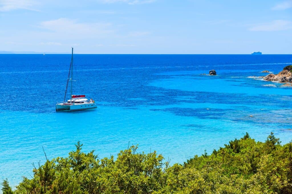 un catamaran près de la plage de Sperone en Corse