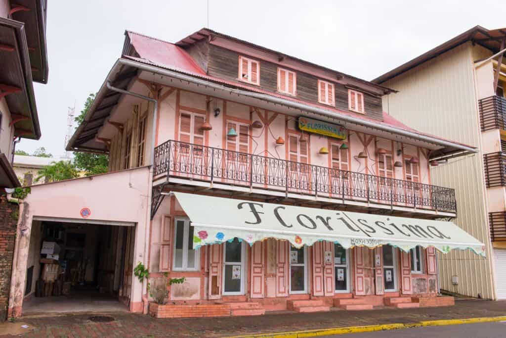 maison coloniale rose à Cayenne