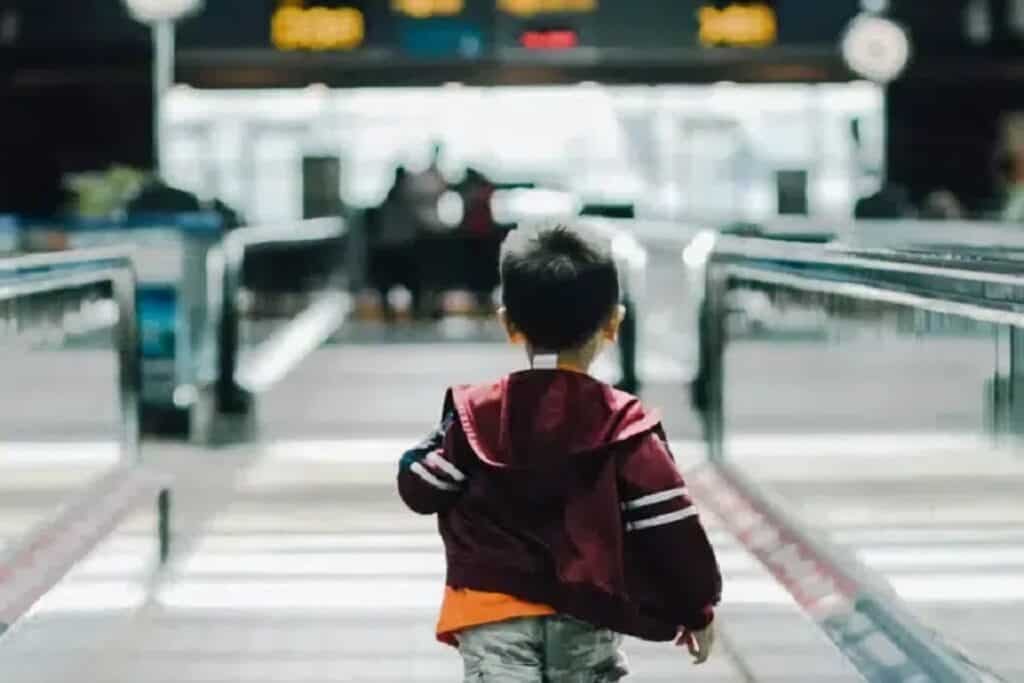 enfant de dos à l'aéroport