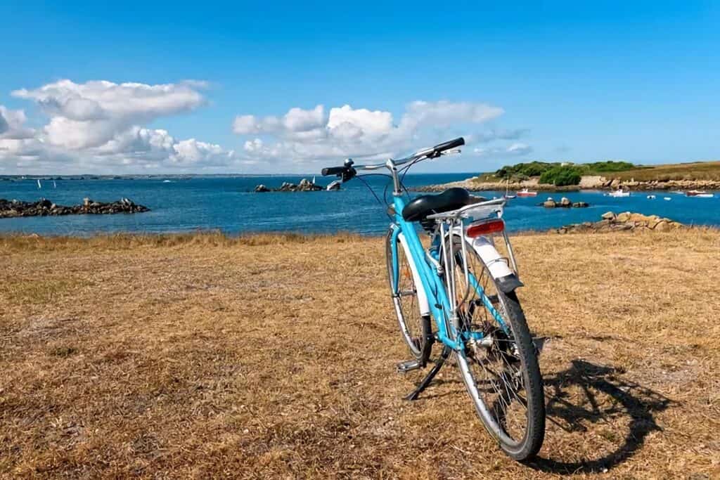un vélo sur la côte de l'île de Batz