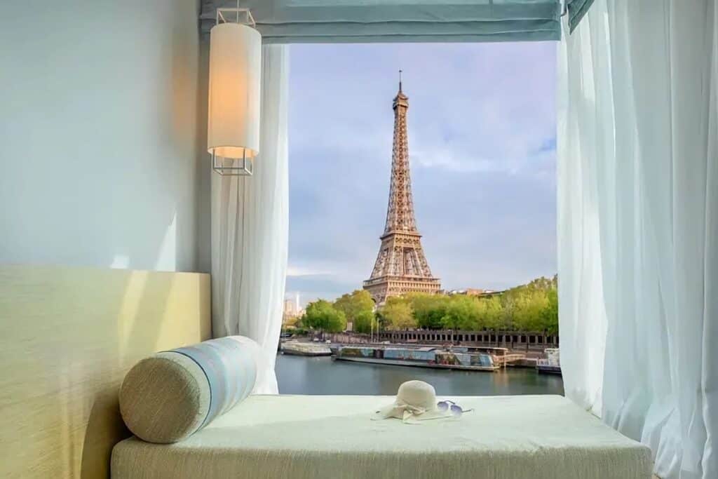 chambre d'hôtel avec vue sur la tour Eiffel