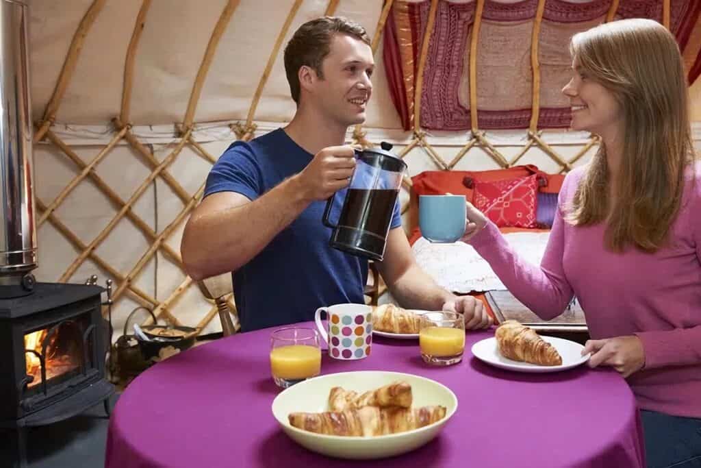 couple prenant leur petit déjeuner dans une yourte