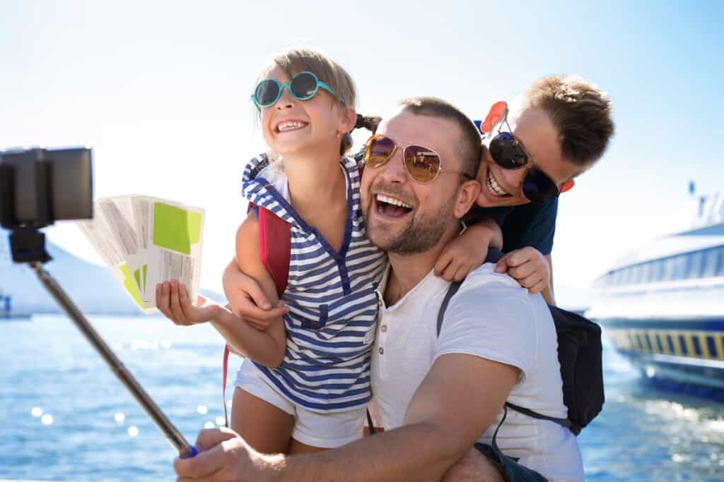 famille qui part en croisière