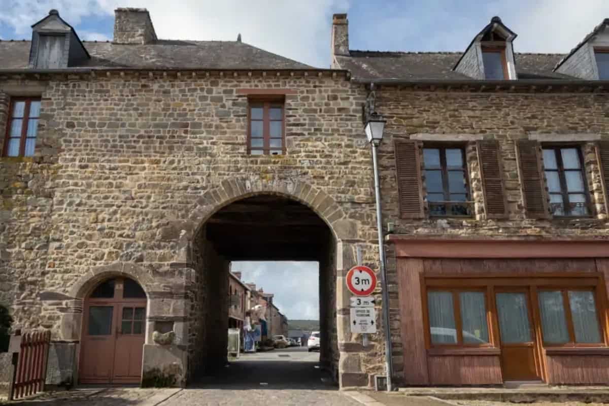 entrée de la vieille ville de Paimpont