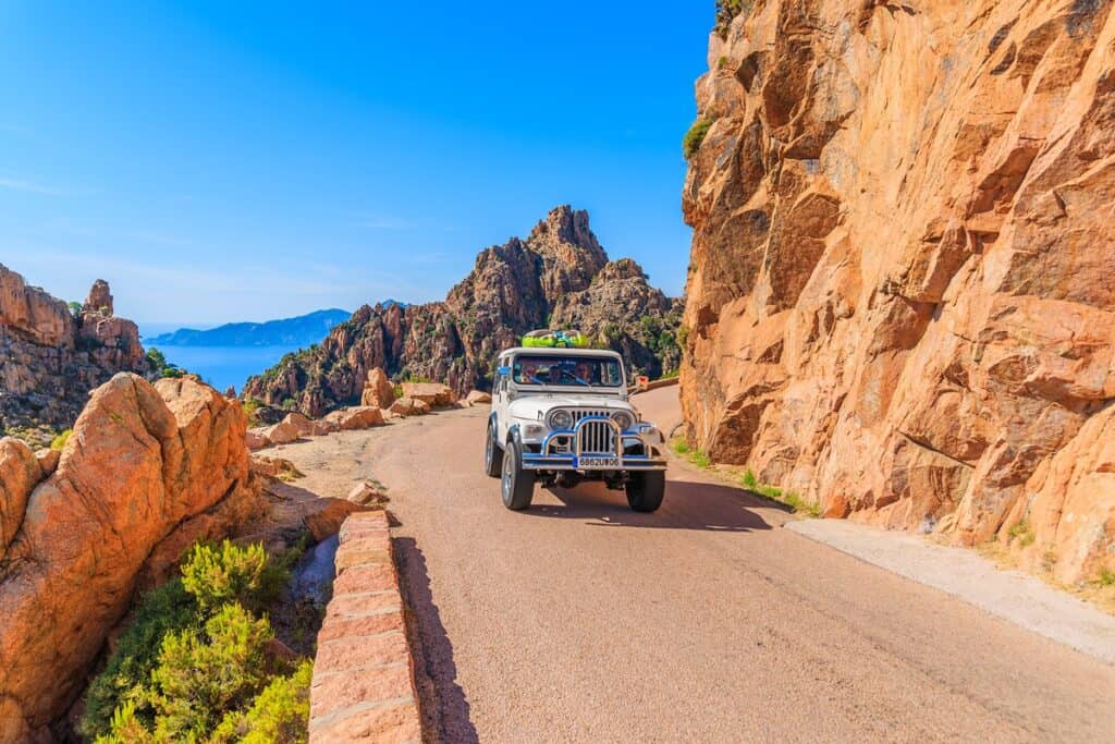 voiture sur les route de Corse