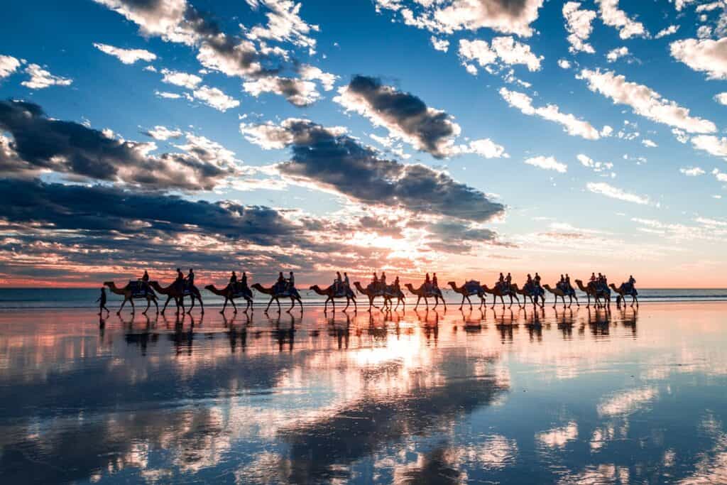 Cable Beach coucher de soleil avec le train de chameaux