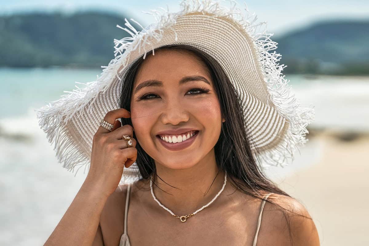 femme qui voyage avec des bijoux